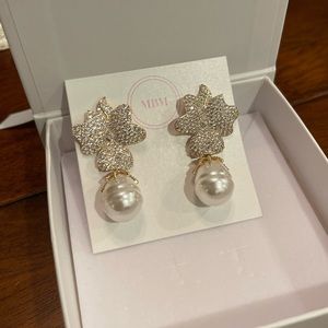 ELIZABETH FLORAL EMBELLISHED GOLDEN PEARL DROPS